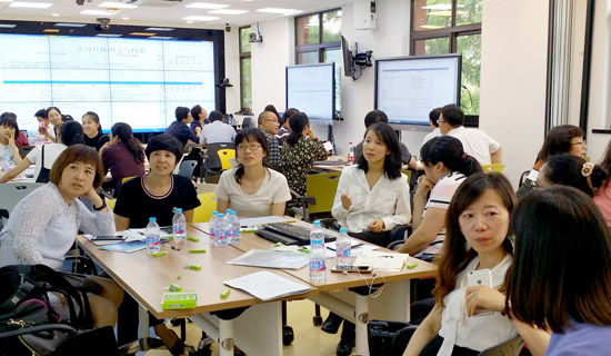 Fudan-2018-group-watching-presentation-550px.jpg